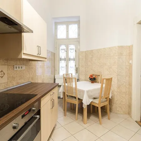 Beautiful Spacious Three-room Close To Buda Castle Apartment *