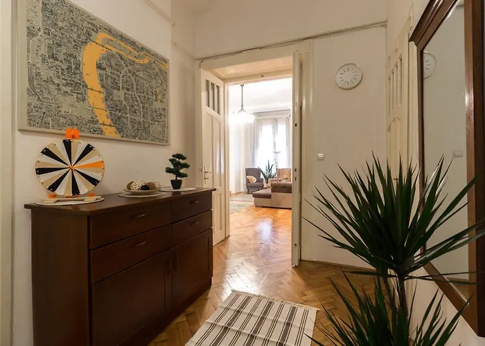 Beautiful Spacious Three-room Close To Buda Castle *