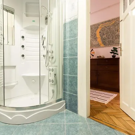 Beautiful Spacious Three-room Close To Buda Castle شقة