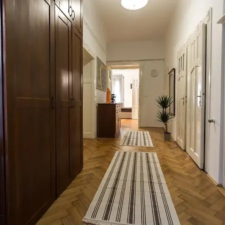 Beautiful Spacious Three-room Close To Buda Castle بودابست