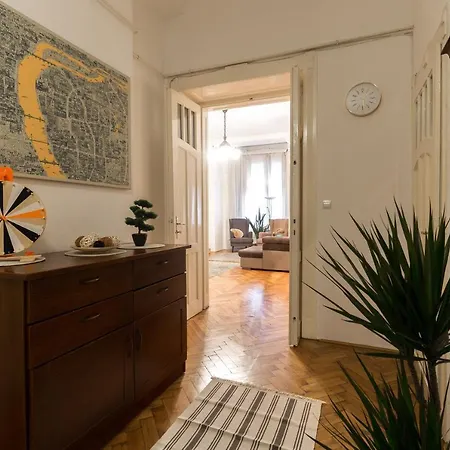 Beautiful Spacious Three-room Close To Buda Castle *