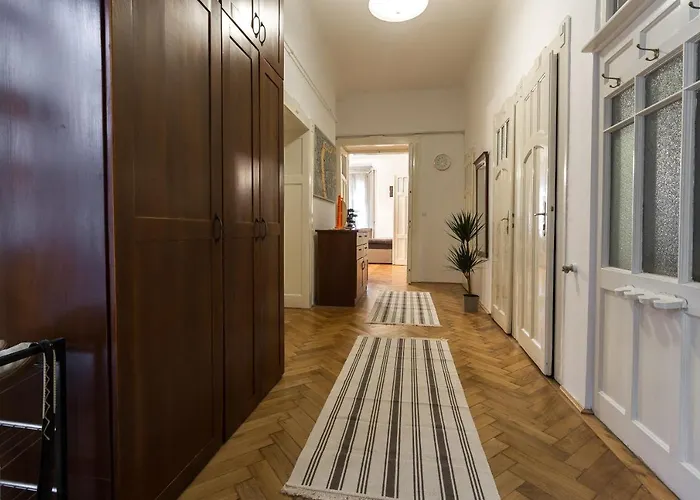 Beautiful Spacious Three-room Close To Buda Castle Budapesta