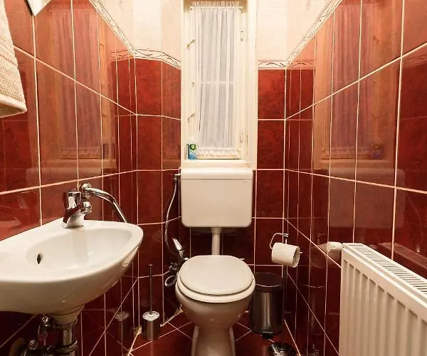 Beautiful Spacious Three-room Close To Buda Castle Apartament